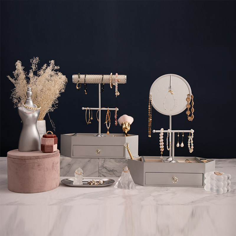 T-förmiger Schmuck-Organizer aus Holz mit rundem Spiegel