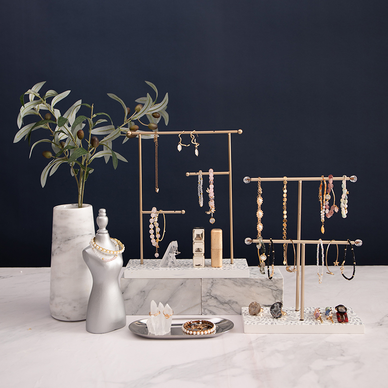 Schmuckregal mit Sockel