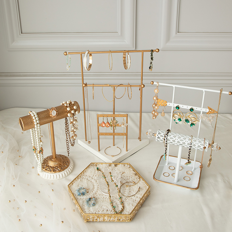 Armbandständer mit Ablagefach